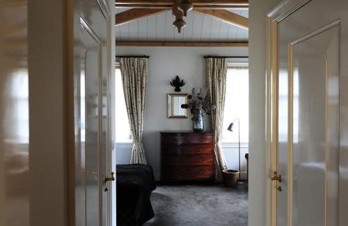 Broek in Waterland House | Oceanfront Inn on the Lake: 4-Star Retreat with Spa