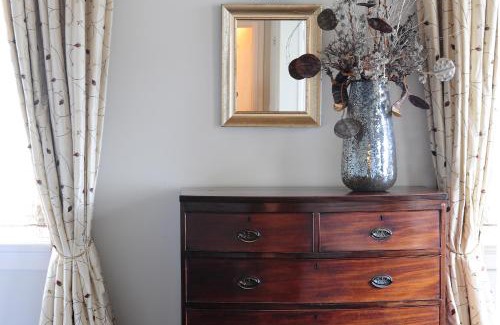Broek in Waterland House | Oceanfront Inn on the Lake: 4-Star Retreat with Spa