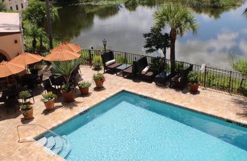 Sebring Hotel | Pet-Friendly Retreat at Inn on the Lakes with Pool Access