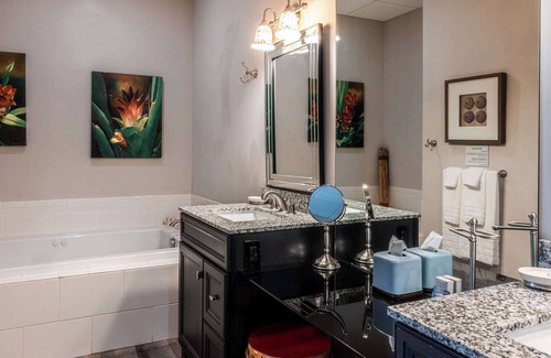 Greenwood Hotel | Discover Inn on the Square: Guest Rated 9.2 with Great Amenities