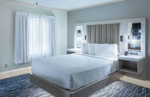 Greenwood Hotel | Discover Inn on the Square: Guest Rated 9.2 with Great Amenities