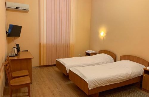 Svyatoshyns'kyi District Hotel | Comfortable Stay at Inn on Zhytomyrska with Breakfast & Hot Tub