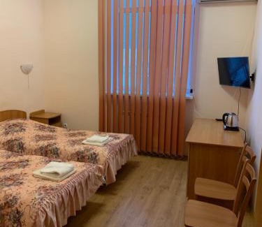 Svyatoshyns'kyi District Hotel | Comfortable Stay at Inn on Zhytomyrska with Breakfast & Hot Tub