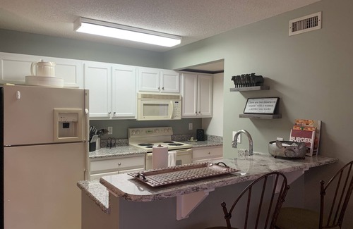 Snug Harbor Condo | Premier Inner Banks Condo with Golf Course & Pool Access