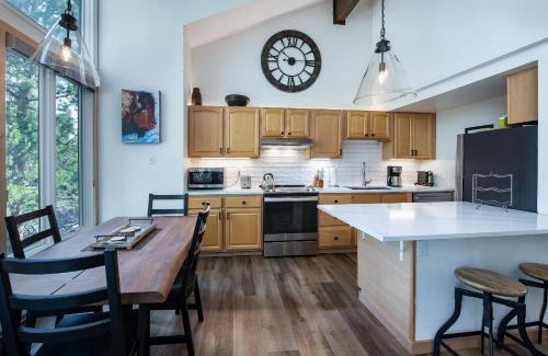 Warrior's Mark House | Relaxing Inner Circle 15 Condo with Pool & Hot Tub Access