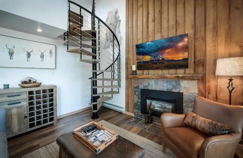 Warrior's Mark House | Relaxing Inner Circle 15 Condo with Pool & Hot Tub Access