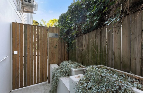 Dutton Park Apartment | Serene Inner City Sanctuary with Oceanfront Hot Tub