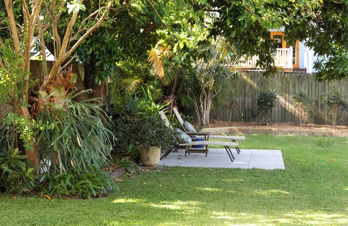 Dutton Park Apartment | Serene Inner City Sanctuary with Oceanfront Hot Tub