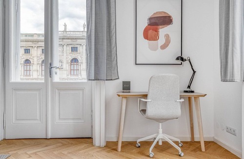 Neubau Apartment | Comfortable Innere Stadt 2BR with Elevator in Prime Location