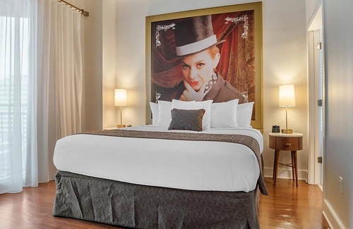 Central Business District Hotel | Explore Innovative Décor in the Vibrant Theater District