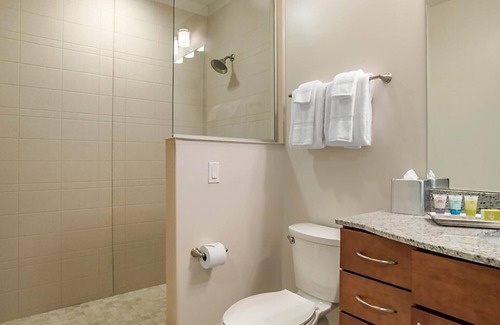 Central Business District Hotel | Explore Innovative Décor in the Vibrant Theater District