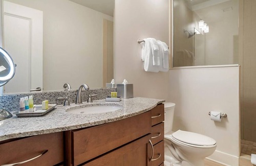 Central Business District Hotel | Experience Innovative Décor in the Theater District