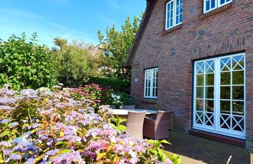 Großdunsum House | Inselblick: 4-Star Hotel with Pet-Friendly Amenities