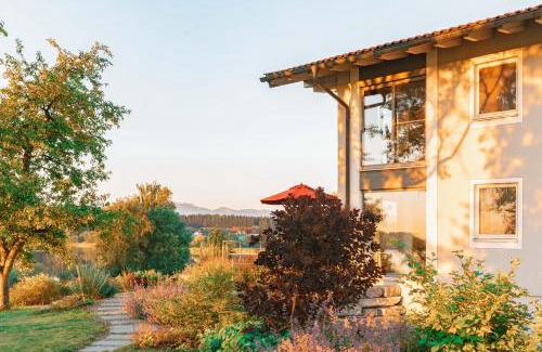 Pelham House | Idyllic Inspiration am See: Oceanfront Bliss & Spa Retreat