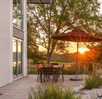 Pelham House | Idyllic Inspiration am See: Oceanfront Bliss & Spa Retreat