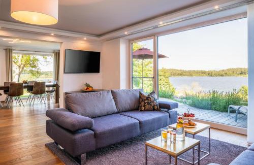 Pelham House | Idyllic Inspiration am See: Oceanfront Bliss & Spa Retreat
