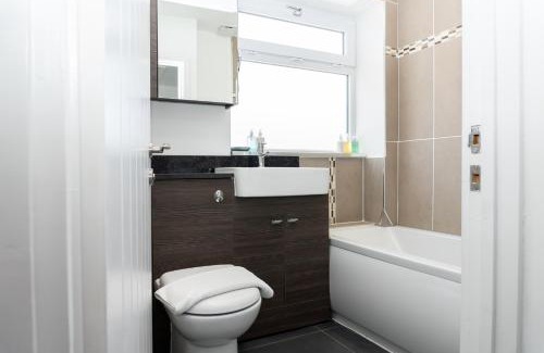 Swindon Apartment | Family-Friendly Stay at Inspiration by Olauda SA