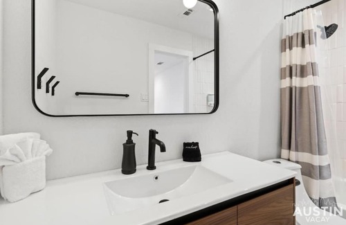 Barton Hills Apartment | Insta-Ready Apartment in Barton Hills with King Bed
