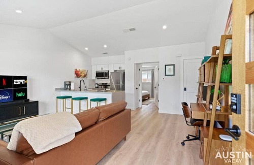 Bouldin Condo | Insta-Ready Apartment in Barton Hills with King Bed