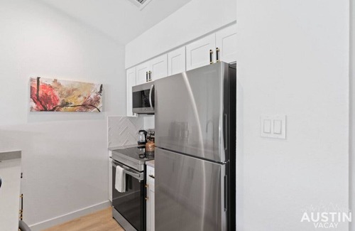 Bouldin Condo | Insta-Ready Apartment in Barton Hills with King Bed