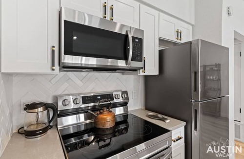 Bouldin Condo | Insta-Ready Apartment in Barton Hills with King Bed