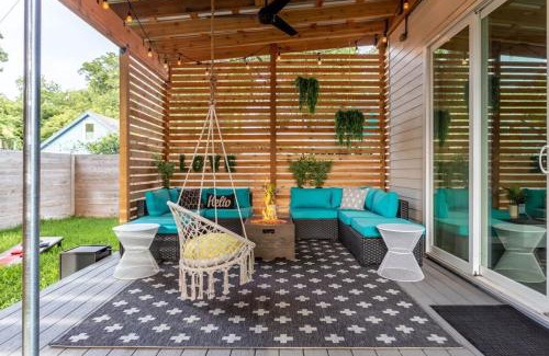 East Cesar Chavez House | Instagrammable 6BR Home Near Rainey Street - Pet Friendly