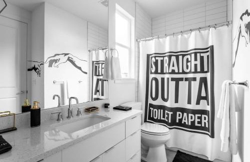 East Cesar Chavez House | Instagrammable 6BR Home Near Rainey Street - Pet Friendly