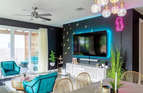East Cesar Chavez House | Instagrammable 6BR Home Near Rainey Street - Pet Friendly