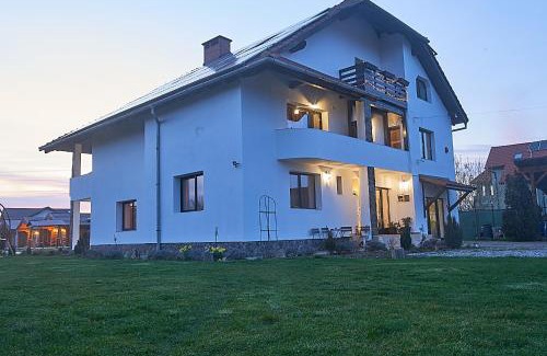 Cristian House | Unforgettable Stay at Insula Christiana with Pool & Hot Tub