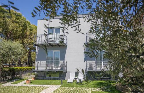 Moniga del Garda Bed & Breakfast | Oceanfront Bliss at INSULA FELIX Bed&Breakfast - Rated 9/10