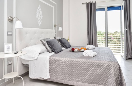 Portici Bed & Breakfast | Eco-Friendly Getaway at Insula House B&B with Breakfast