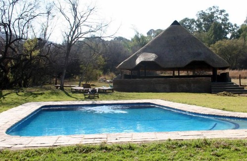 Maanhaarand Ski Chalet | Pet-Friendly Escape at Intaba Thulile with Pool & Breakfast