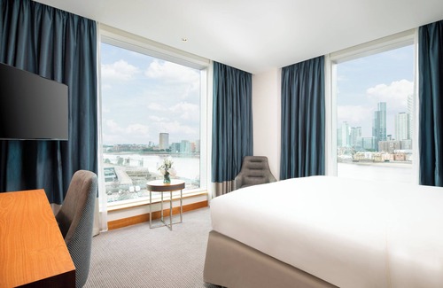 Peninsula Hotel | Elegant InterContinental London - The O2: Spa & Pool Access