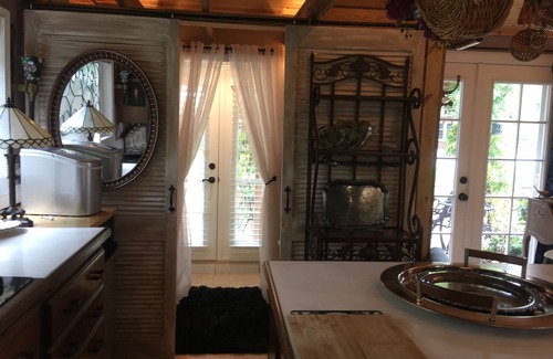 Girvin Apartment | Waterfront Private Cottage Retreat with Amazing Ocean Views