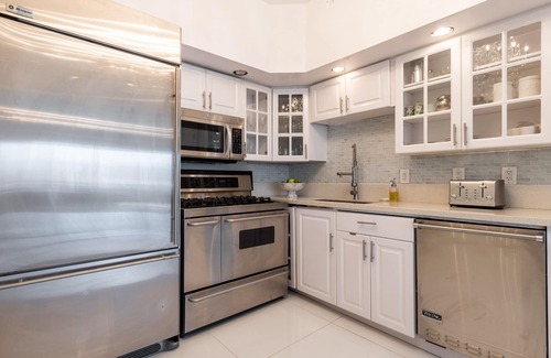 Weehawken House | Designer Abode Near Manhattan: Pet-Friendly & Spa Amenities