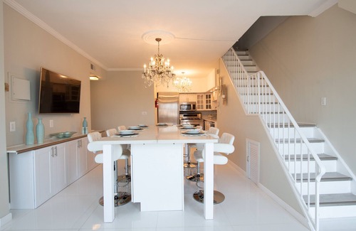Weehawken House | Designer Abode Near Manhattan: Pet-Friendly & Spa Amenities