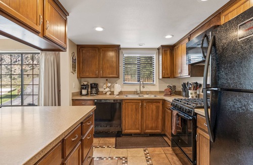 June Lake Condo | Impressive Interlaken 21: Modern Condo with Spa and Hot Tub