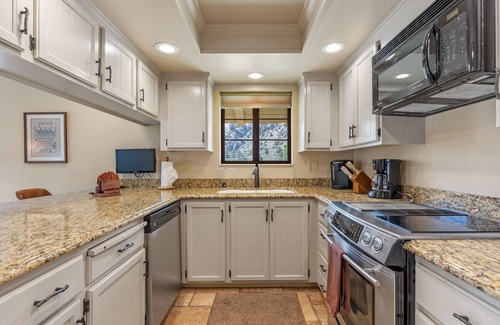 June Lake Condo | Interlaken 28: Condo with Breathtaking Mountain Views