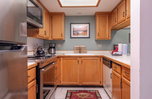 June Lake Condo | Guest Rated 9.8: Interlaken#29 Condo with Spa & Hot Tub