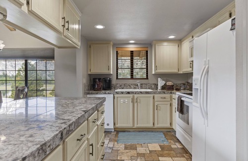 June Lake Condo | Idyllic Interlaken 32: Lake Views & Spa Amenities Await