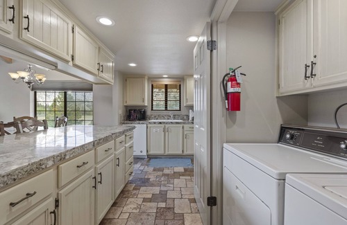 June Lake Condo | Idyllic Interlaken 32: Lake Views & Spa Amenities Await