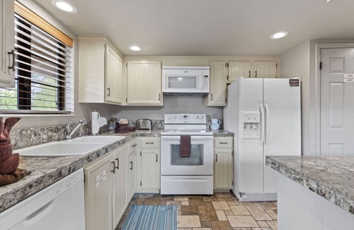 June Lake Condo | Idyllic Interlaken 32: Lake Views & Spa Amenities Await