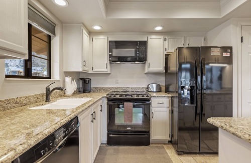 June Lake Condo | Interlaken 37: Remodeled Condo with Breathtaking Views