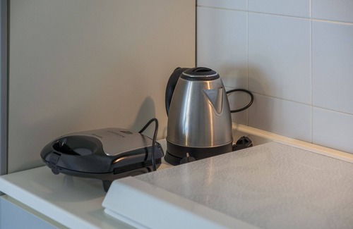 Clusane Apartment | Kid-Friendly Interno 2 - Cozy One Bedroom Apartment for 3