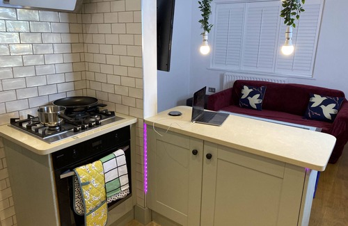West Thornton House | Cozy 1-Bedroom Sanctuary with Spa in Central London