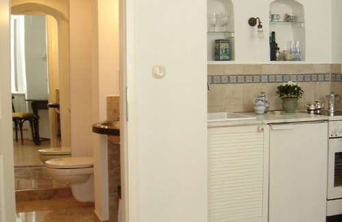 Josefstadt Apartment | Elegant Atmosphere with Spa and Breakfast in Vienna