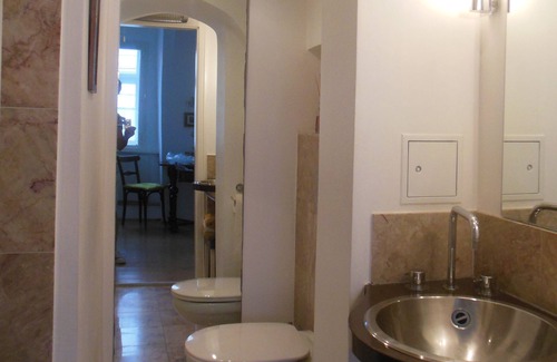 Josefstadt Apartment | Elegant Atmosphere with Spa and Breakfast in Vienna
