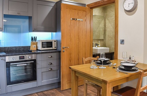 Thirsk Cottage | Cozy Couples Retreat: Ideal Getaway with Breakfast & Kitchen
