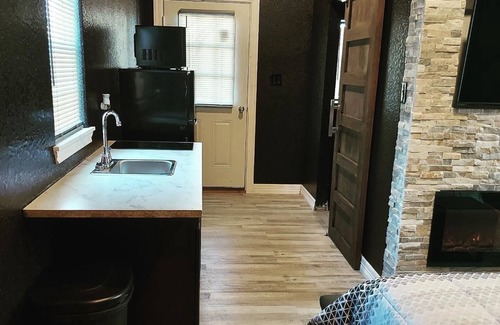 Brazoria Cabin | Cozy Cabin by the River with Custom Shower & Fireplace