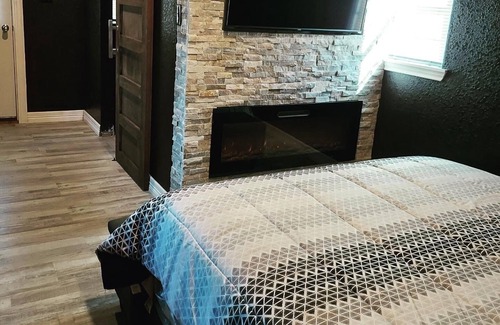 Brazoria Cabin | Cozy Cabin by the River with Custom Shower & Fireplace